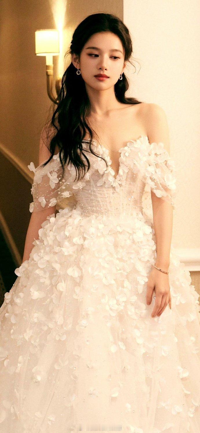 张婧仪梦幻白纱美人 ​​​