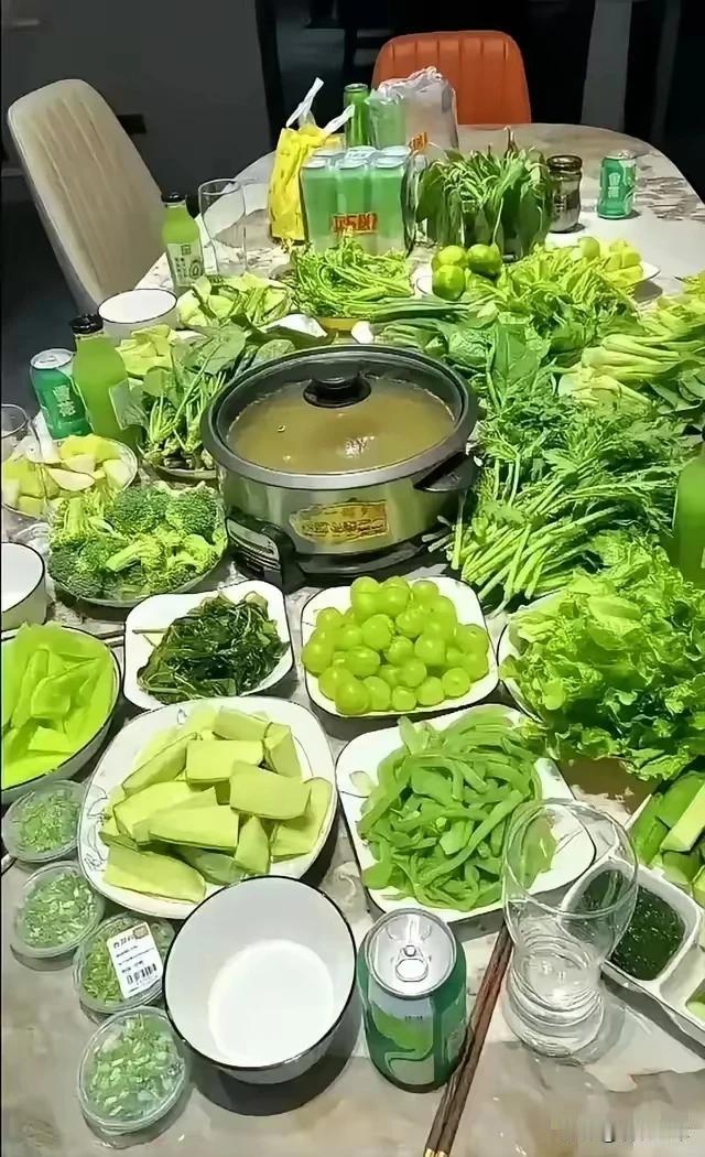 今天一哥们儿的朋友请他吃饭
他非得叫上我们几兄弟一起去，
还说给我们介绍认识他的