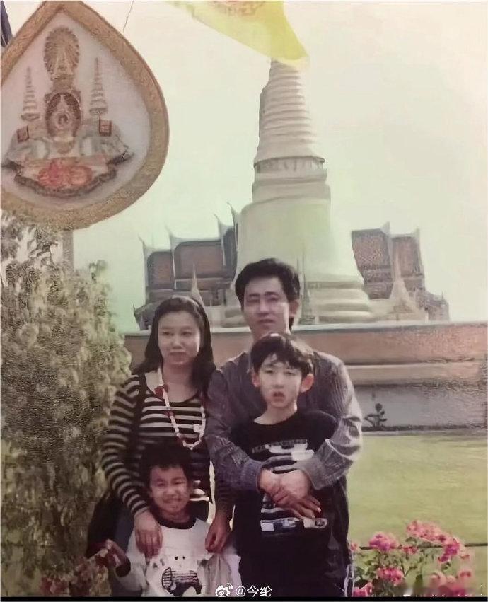 网图。他几个孩子，网上有说四个的，是个同一个人生的么，那时不计划生育么？ 