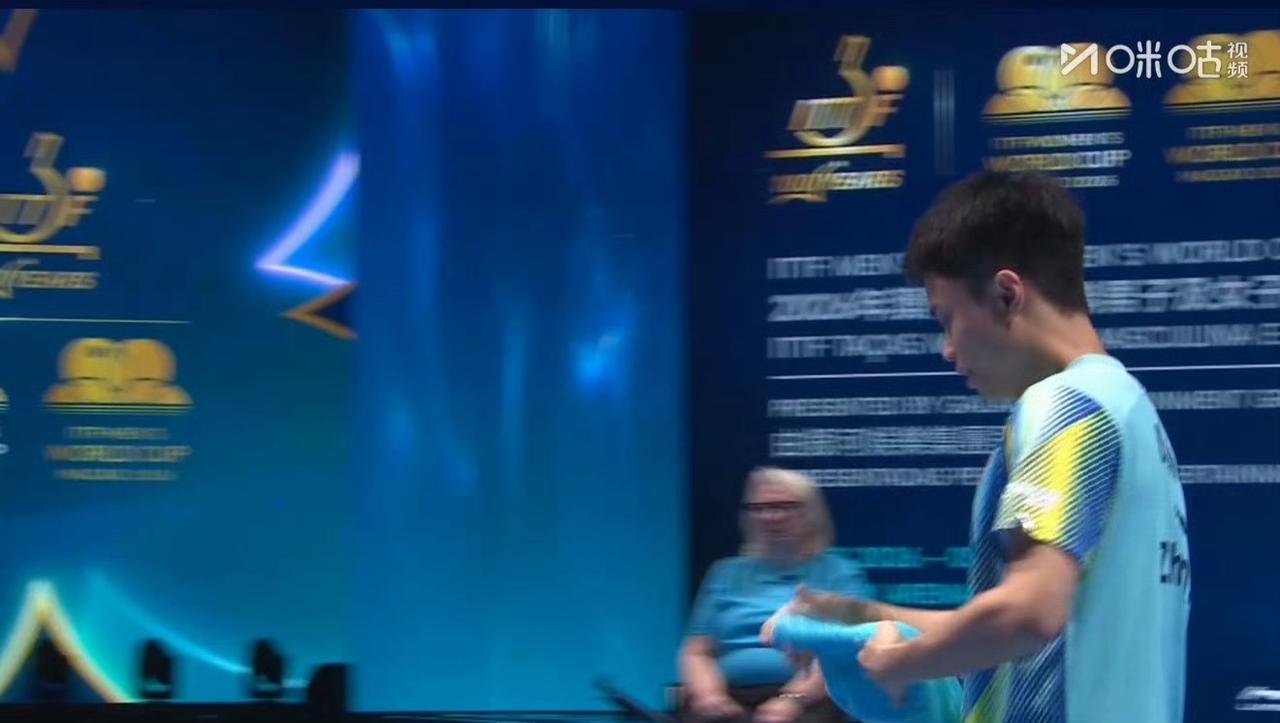 原来王皓指导在这里，
周启豪🇨🇳拿下第一局[奋斗]！
第一局周启豪🇨🇳1