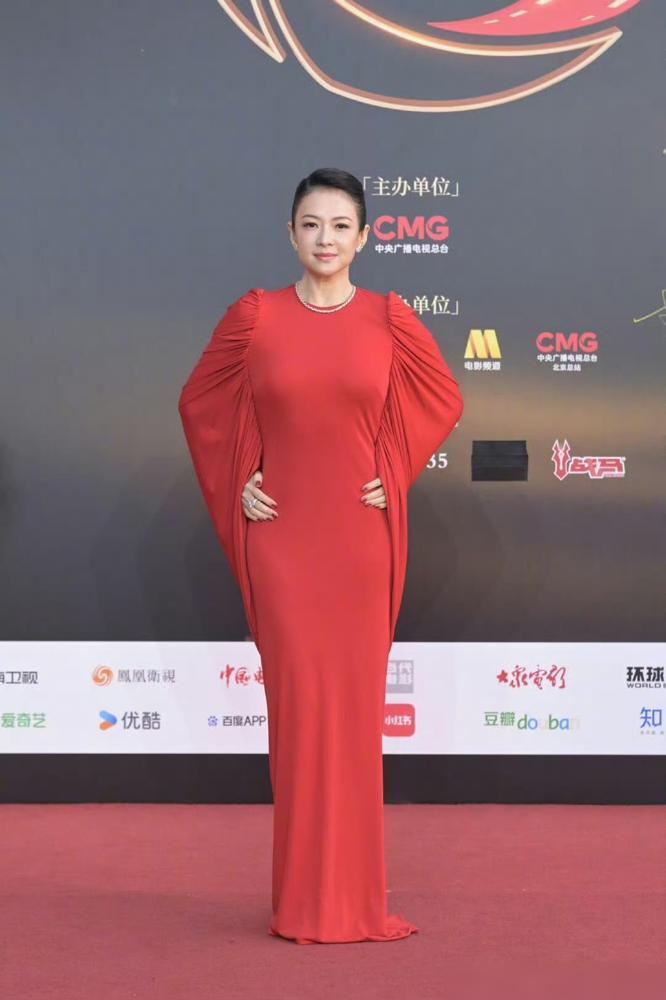 很多人盯着章子怡发腮的脸冷嘲热讽，说她馒化了，老了，却没看清她身边坐的是谁。贾樟