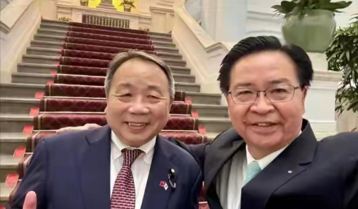 什么叫做不知羞耻，大概就是“台独”顽固分子吴钊燮在社交平台上说的这句话吧: “石