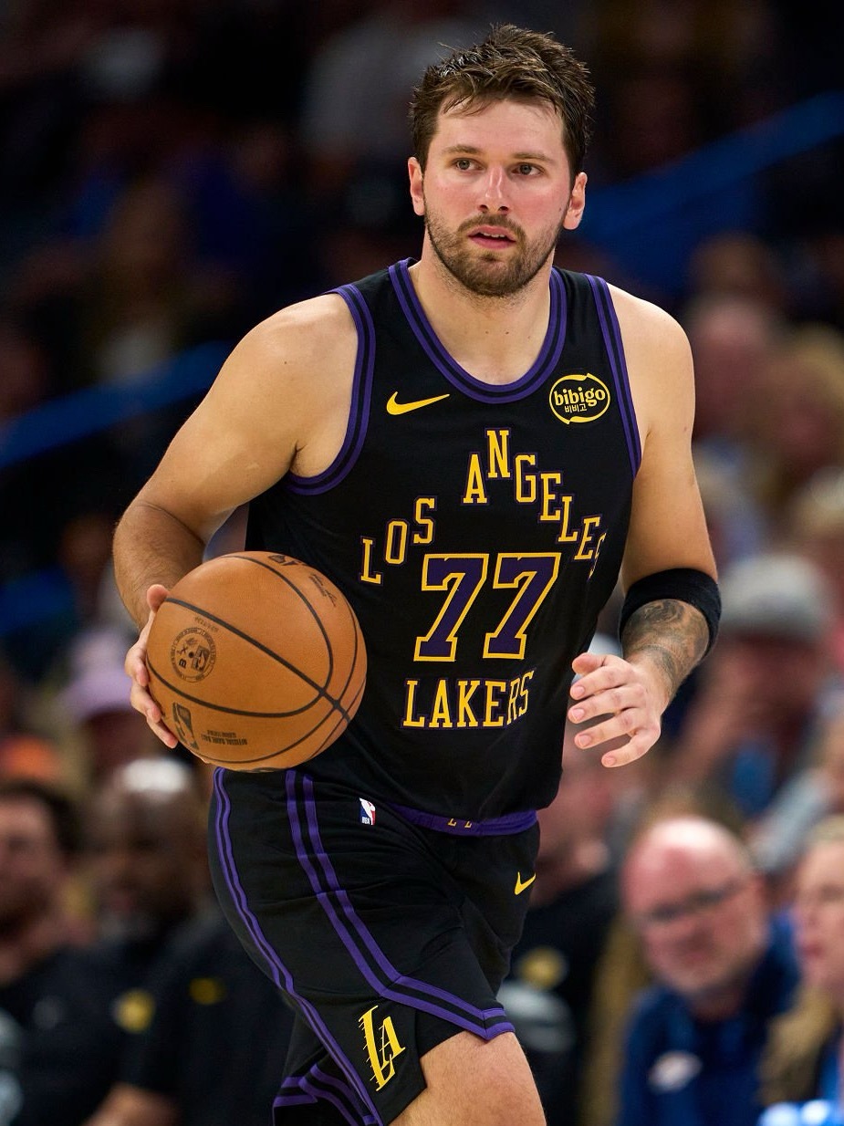 东契奇本赛季缺席了13场比赛，湖人7胜6负；最后5场常规赛报销。10.26 vs