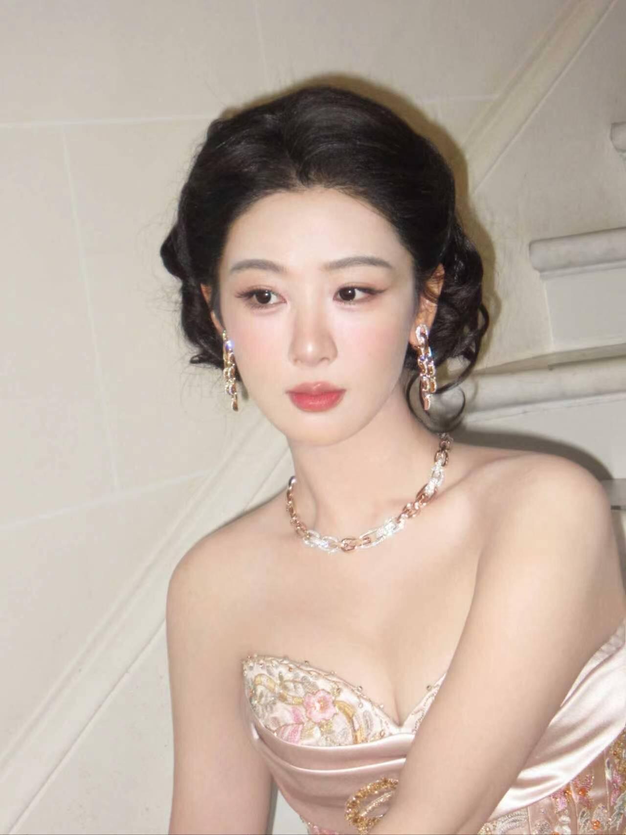 你是平凡岁月里的日月光辉，错过日落余晖，也记得你满眼星辰 