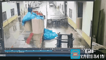 这事故出的太不应该了，这叉车司机是不长眼睛吗？也不看清楚，上面还有工人还在扯散布