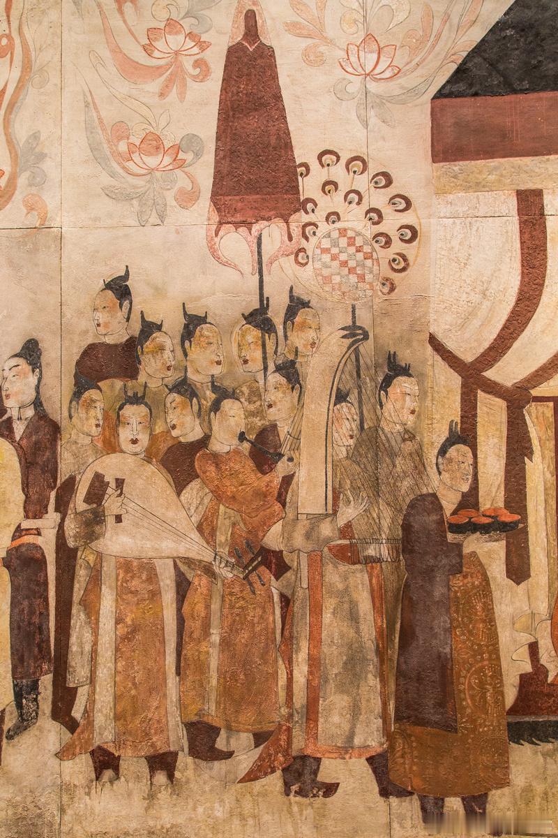 巨幅的"北齐徐显秀墓壁画"
说的是非遗馆的"中国古代壁画传摹展"，把2002全国