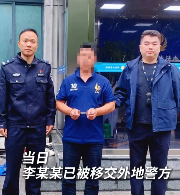 男子因涉嫌危险驾驶罪被警方上网追逃，去外地收红薯在街头被便衣特警抓获