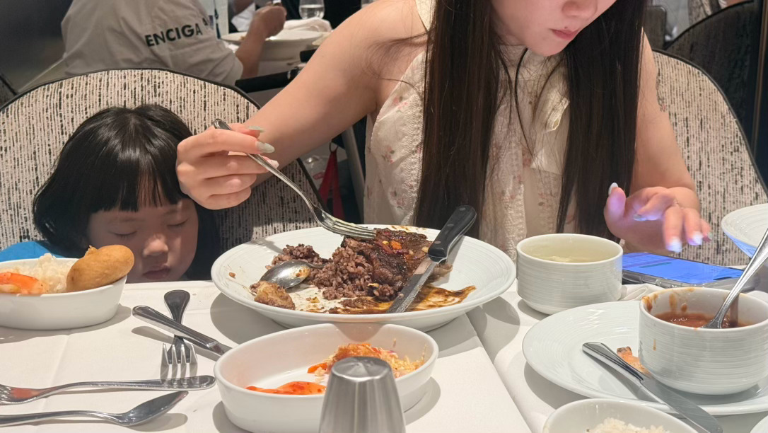 吃个饭手忙脚乱 ​​​