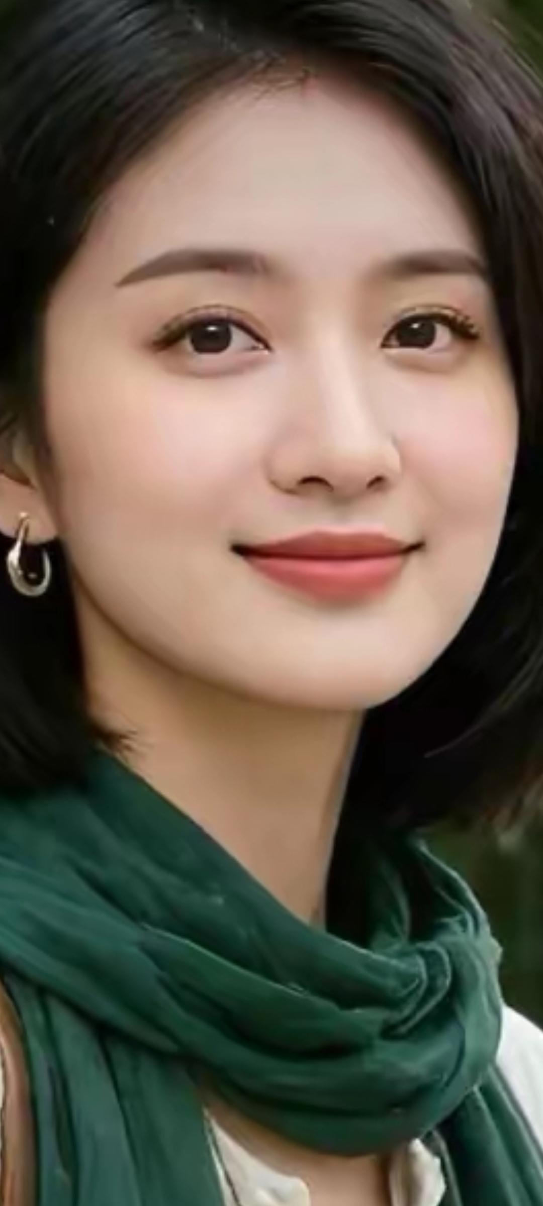 温柔微笑，绿意围巾，自然清新