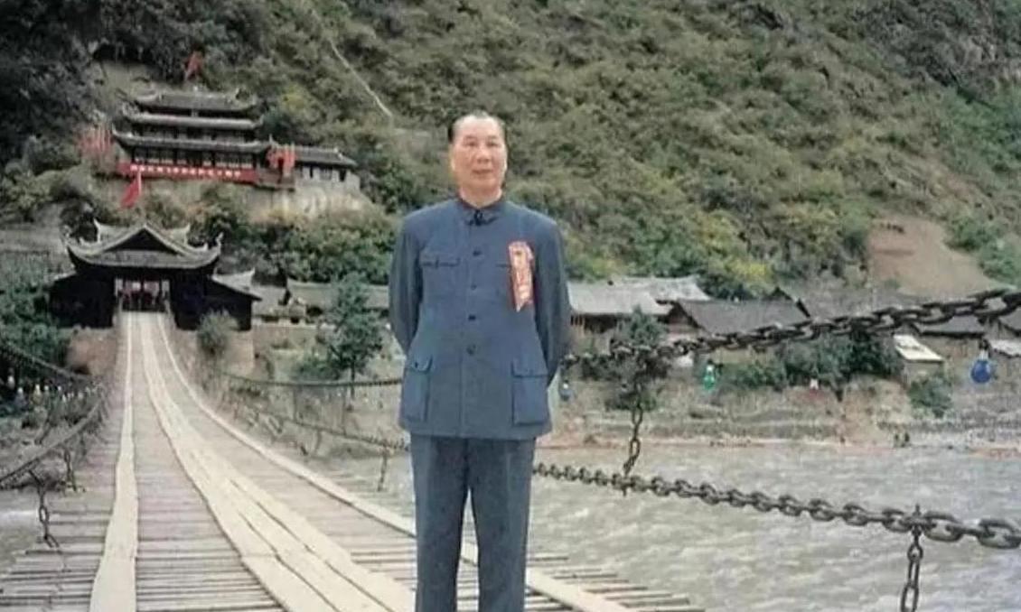 1986年一个震撼场面 72岁的杨成武站在泸定桥头，老泪纵横。
这个铁血将军哭了