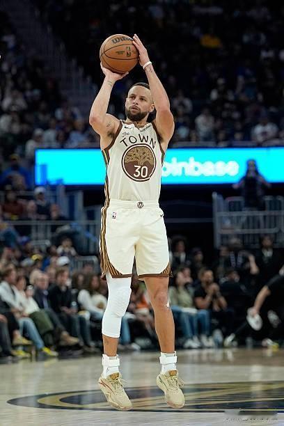 官方：库里因伤病管理缺席今日对阵湖人比赛

北京时间4月10日，勇士官方宣布，斯