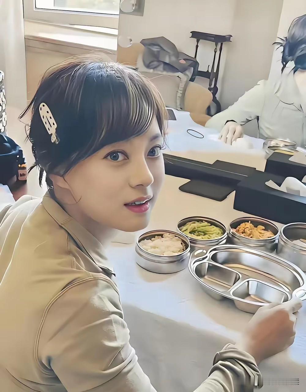 孙俪的颜值真的两个极端！
有时漂亮的不可思议，有时丑的难以直视，真不知道邓先生是