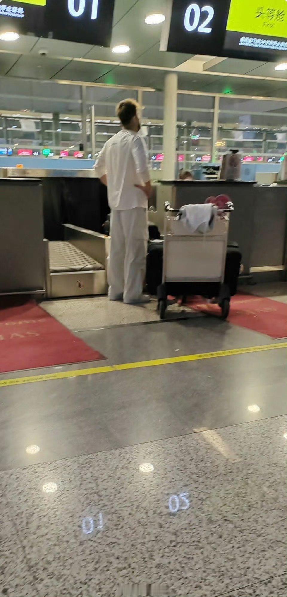 是浦东大雾飞机延误，郭艾伦凌晨到浦东机场？还是直接中转回沈阳？看图猜机场。#郭艾