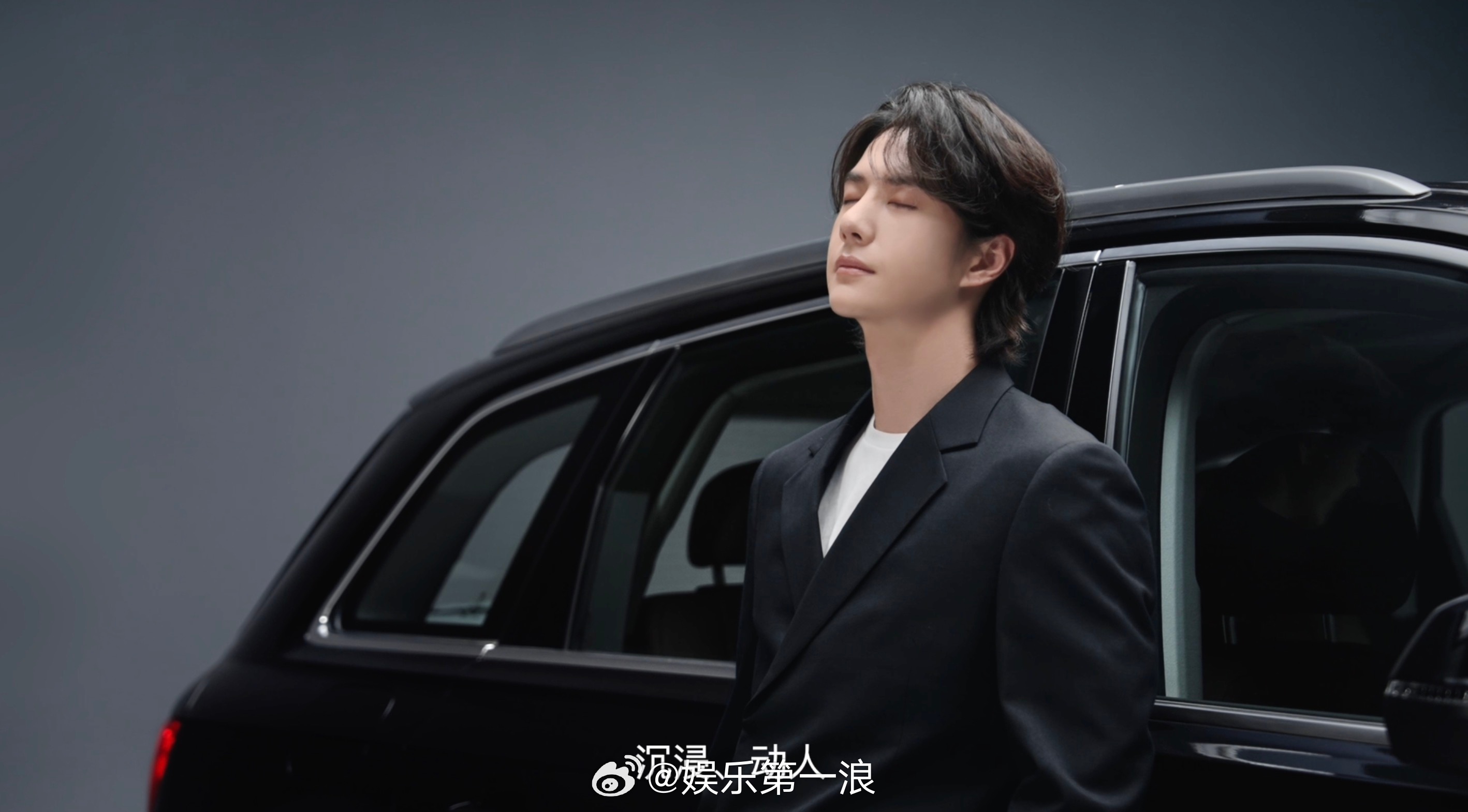 王一博Q你解锁新旅途 “每一次的前行，都是无畏者的主场”，当别人徘徊不定时，他已