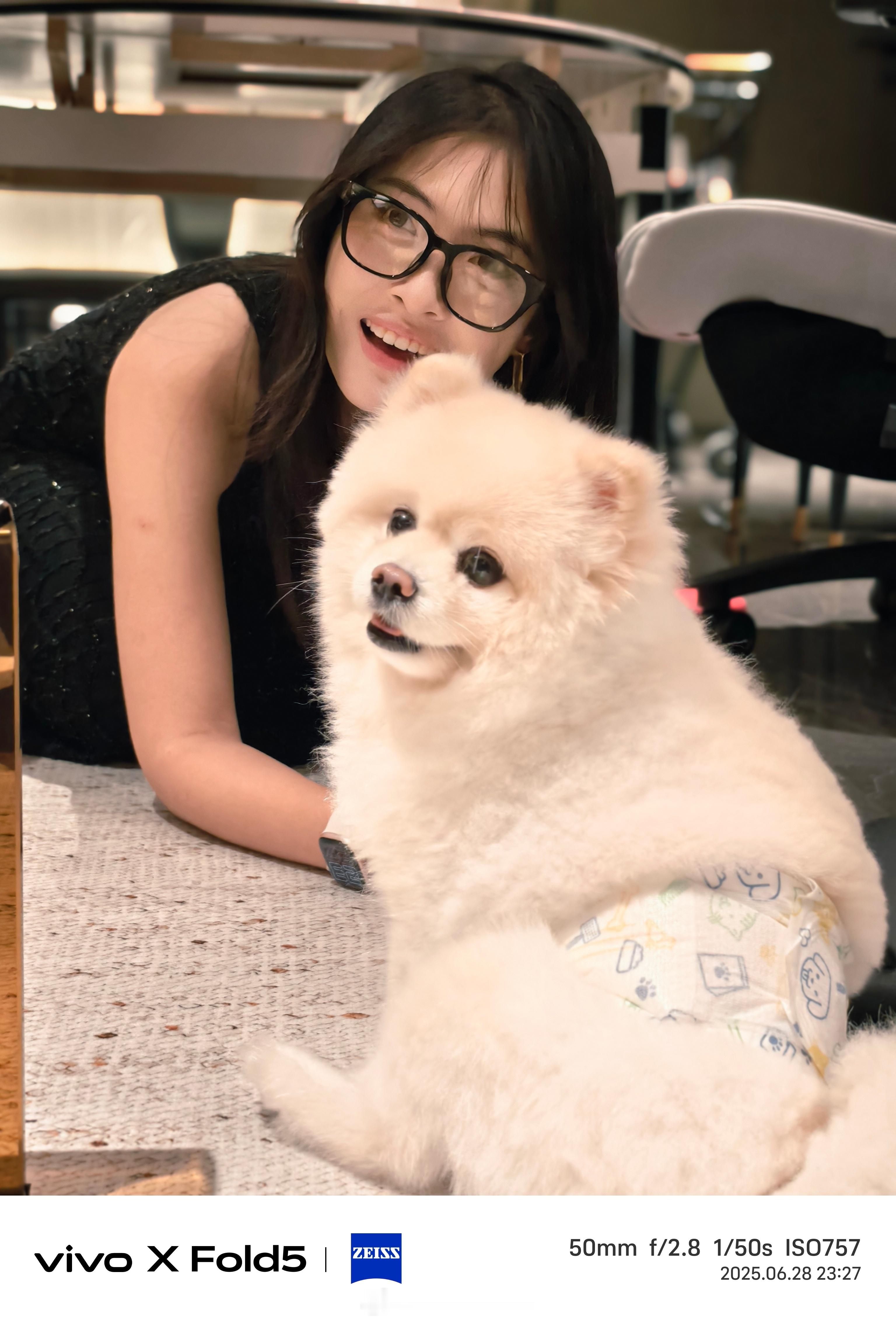 小米眼镜在使用感上带给我最大的感受就是拍小朋狗很方便，可以一边儿rua狗狗一边录