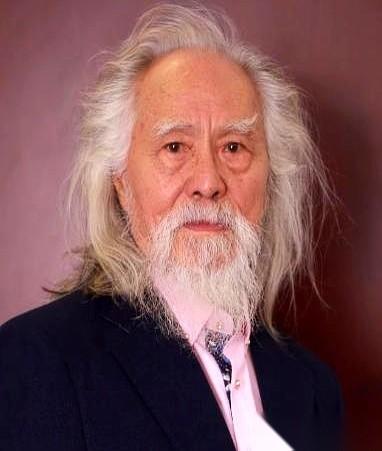 王德顺50岁才开始健身，做常规的力量训练、举哑铃、压腿和游泳，一路练到了90岁。
