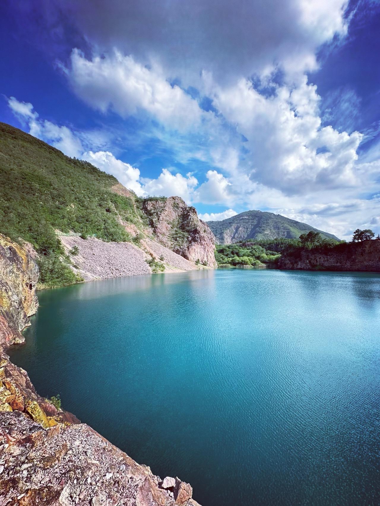 没想到啊，苏州大阳山的翡翠湖摇身一变成开放景点了，它以前就是开山采石的宕口。这湖