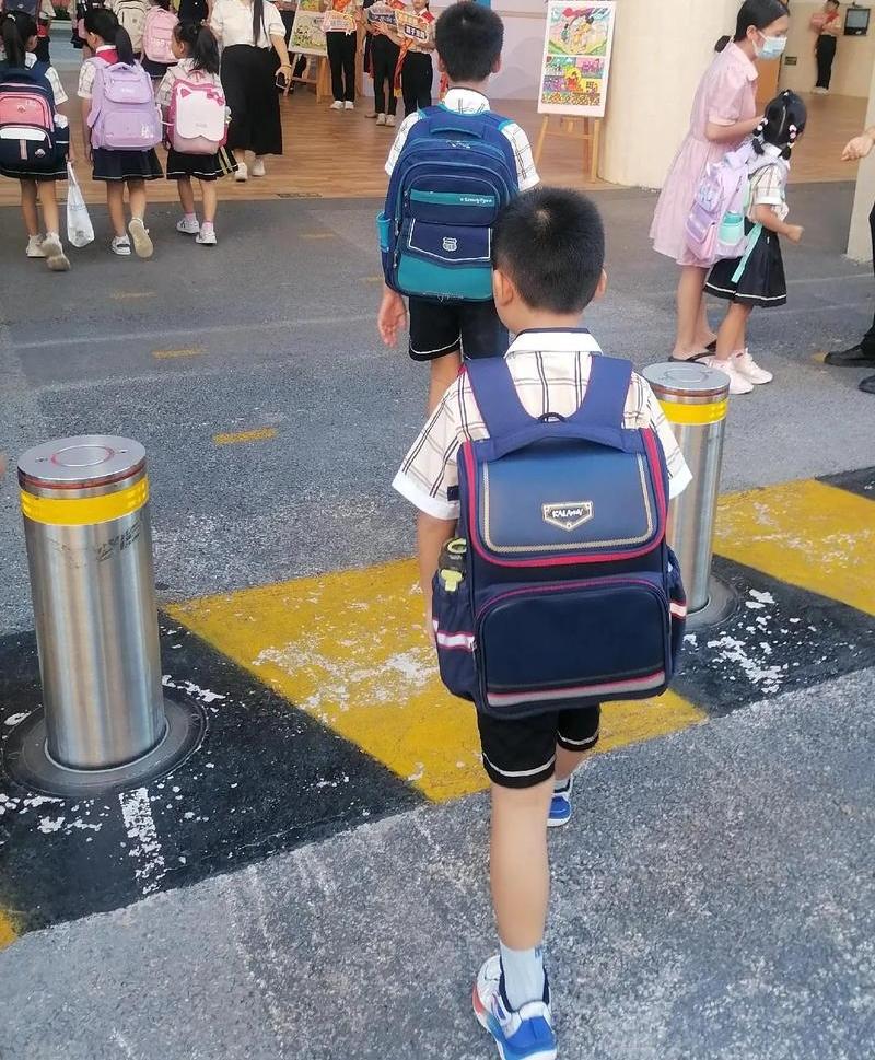 在学校遇到身体不舒服或者其他特殊状况，孩子也可以借助电话手表快速联系家长和老师，