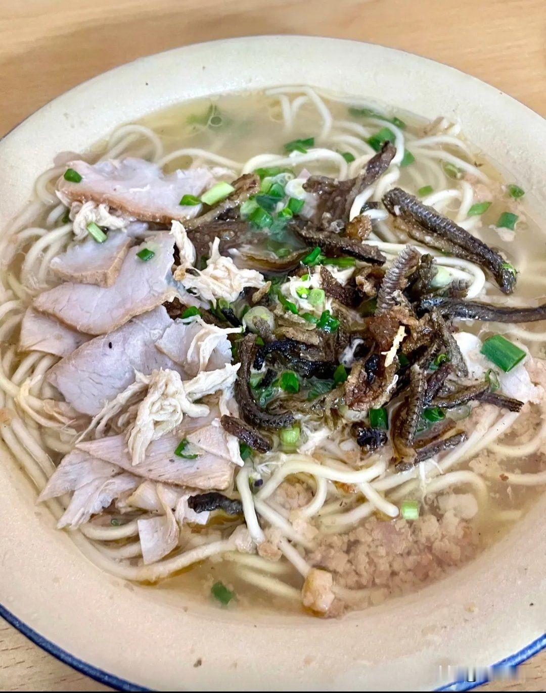在湖北荆州，早点铺子绝大部分是卖面条米粉的，包子馒头、葱油饼、油香、油条、糯米饺