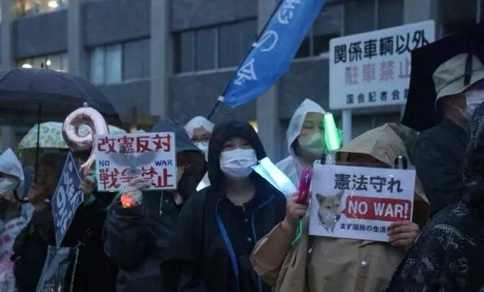 中国这一刀下去，日本媒体集体失眠了。反制公告刚落地，共同社、日经、产经、朝日，四