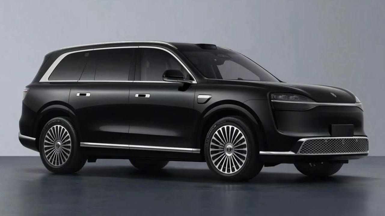 以前我没怎么研究过问界没想到新M9居然有295/45 R22的后轮胎太厉害。感觉