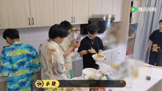 褪去舞台竞技，脱友们围坐唠嗑、互送惊喜，平淡日常格外动人。在脱友大王洞看到了最好