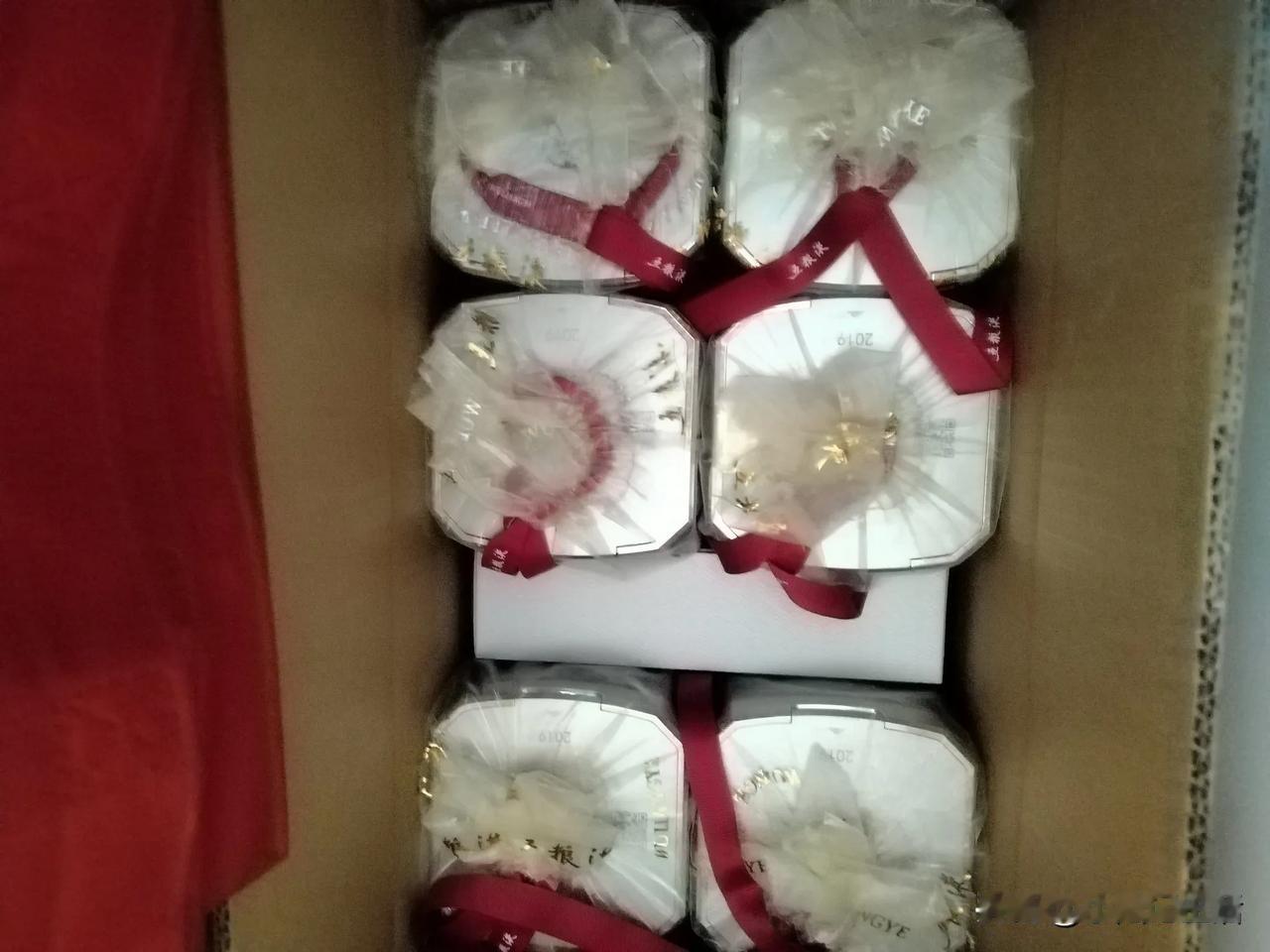 就没见过这么小气的男的。俺老公又打电话让我给他拿酒下去，说是他几个好哥们来了，晚