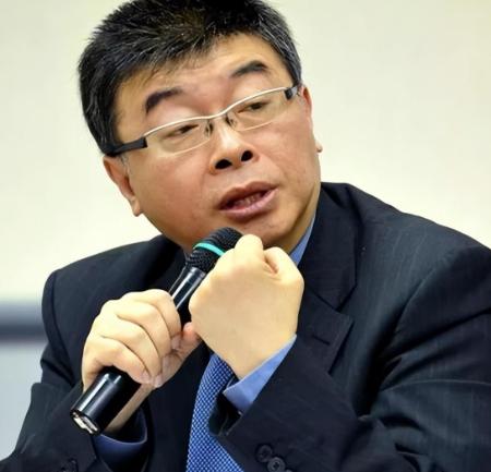 台湾统派邱毅火力全开，直骂马英九是“废物”，骂得又狠又准，在岛内政坛炸出巨响。