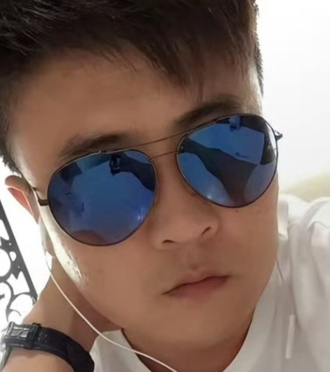 盯着少辉这张照片笑了一分钟 