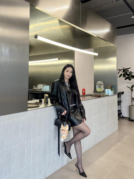 浅浅期待一下秋冬 | 皮衣➕黑丝高跟好绝