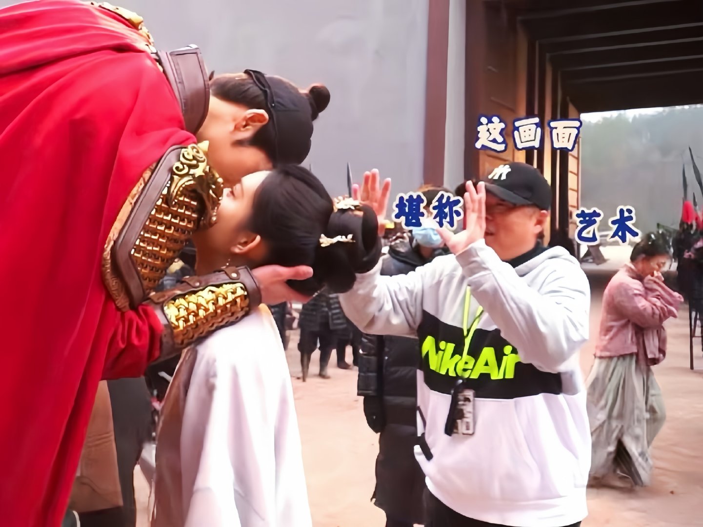 原来骑马吻竟然拍了这么多遍，拍几次就亲几下，哈哈哈哈哈哈，导演在旁边仿佛在演绎着