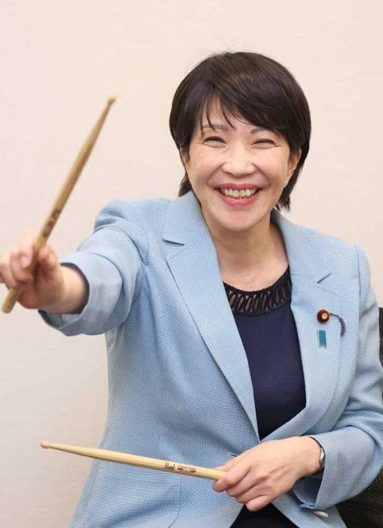 摇滚女郎竞选，3战1捷，74岁老公无缘享受妻子荣光。
高市早苗第一次输给了岸田文