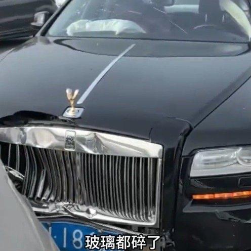 老头乐逆行撞上劳斯莱斯
河北石家庄辛集市街头，一辆“老头乐”逆行跨越双实线掉头时