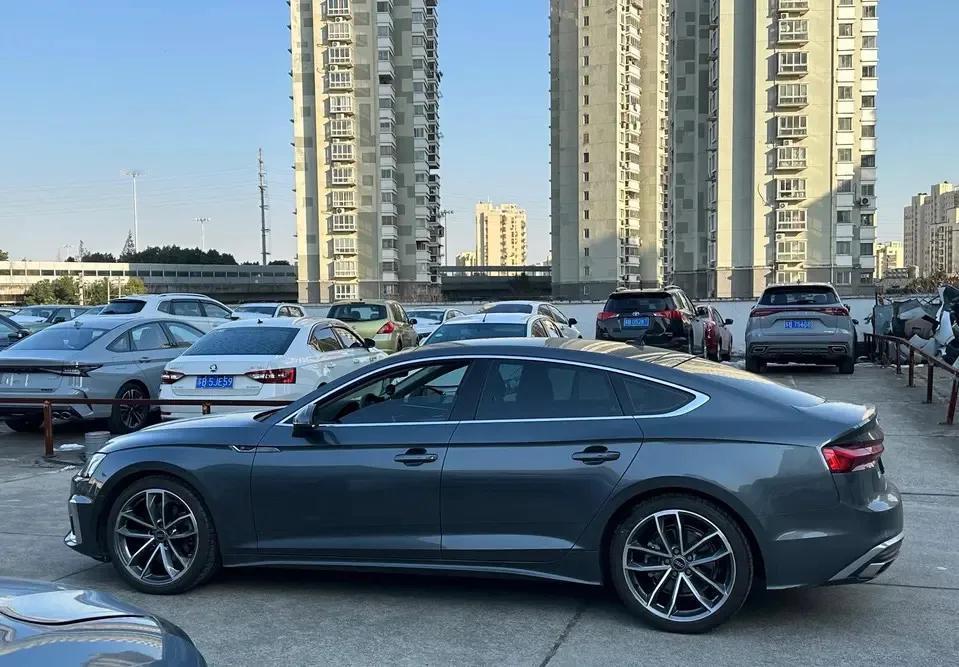 提车了，提车了，奥迪A5，也算是圆梦了，这颜值真不是盖的，每次下车都忍不住拍两张
