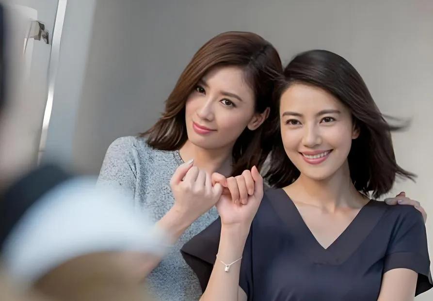 12月18日，“国民女神”高圆圆和大美女贾静雯在北京相聚，并且拍下贴头亲密合照。