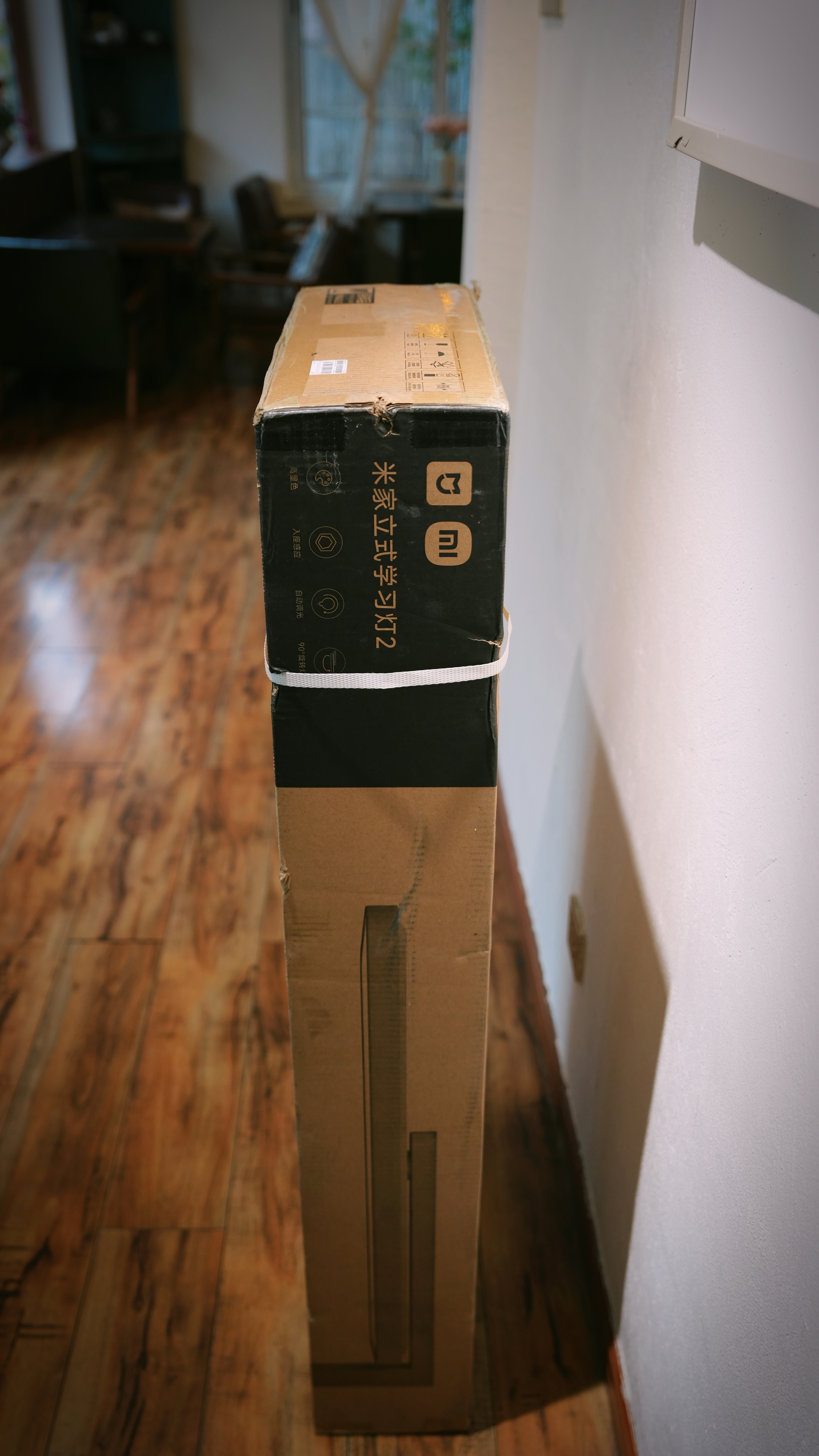 到了一台米家大路灯(小米的小伙伴是这么形容的)，学习灯，我现在已经拆开放拍摄间了