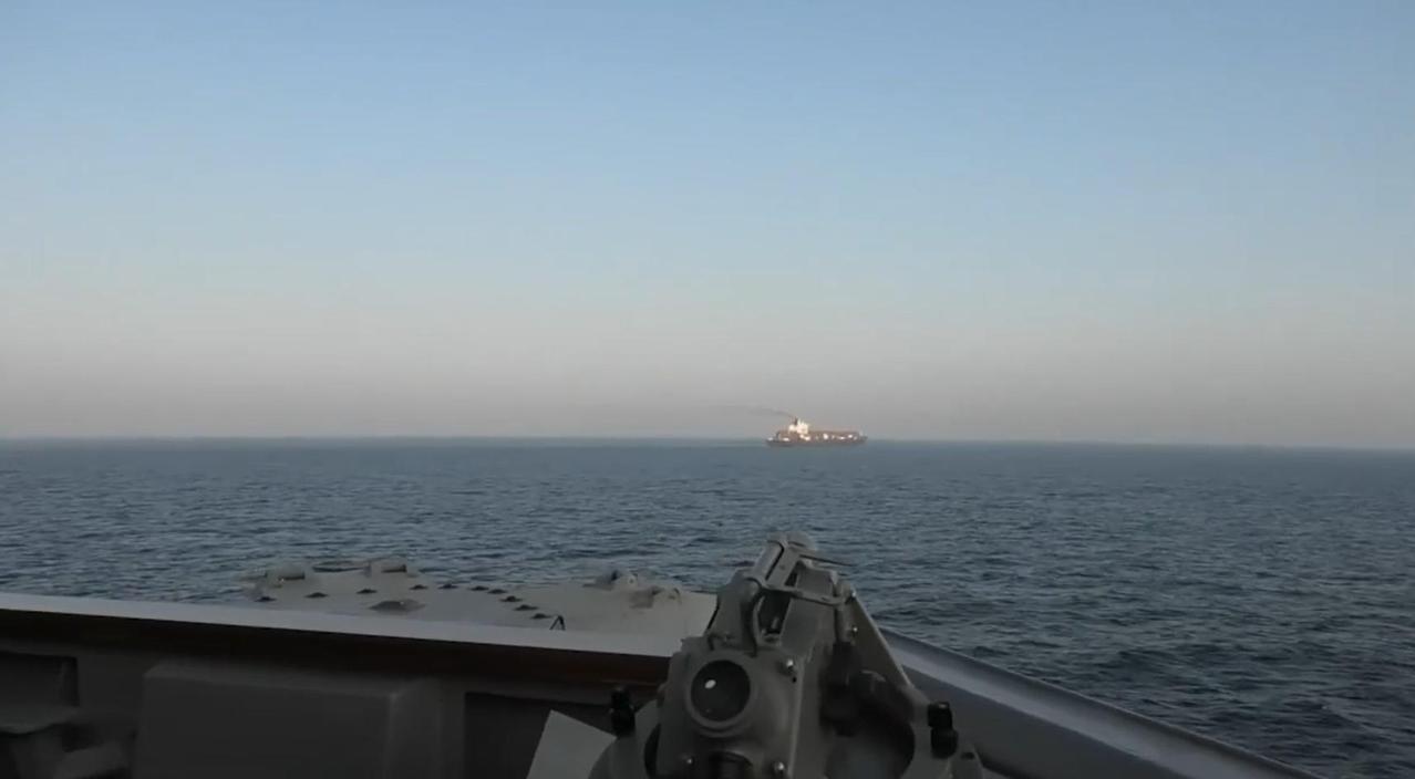 当地时间4月19日，美国和伊朗再次交火，当天美国海军“斯普鲁恩斯”号驱逐舰在阿曼