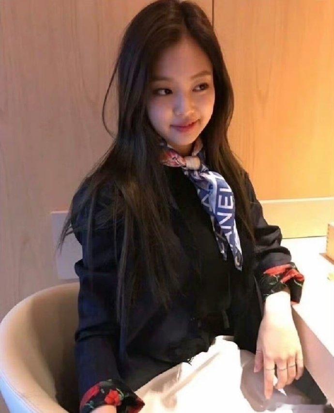 工作人员为Jennie发声，表示Jennie询问过可不可以抽烟。据韩国媒体报道，