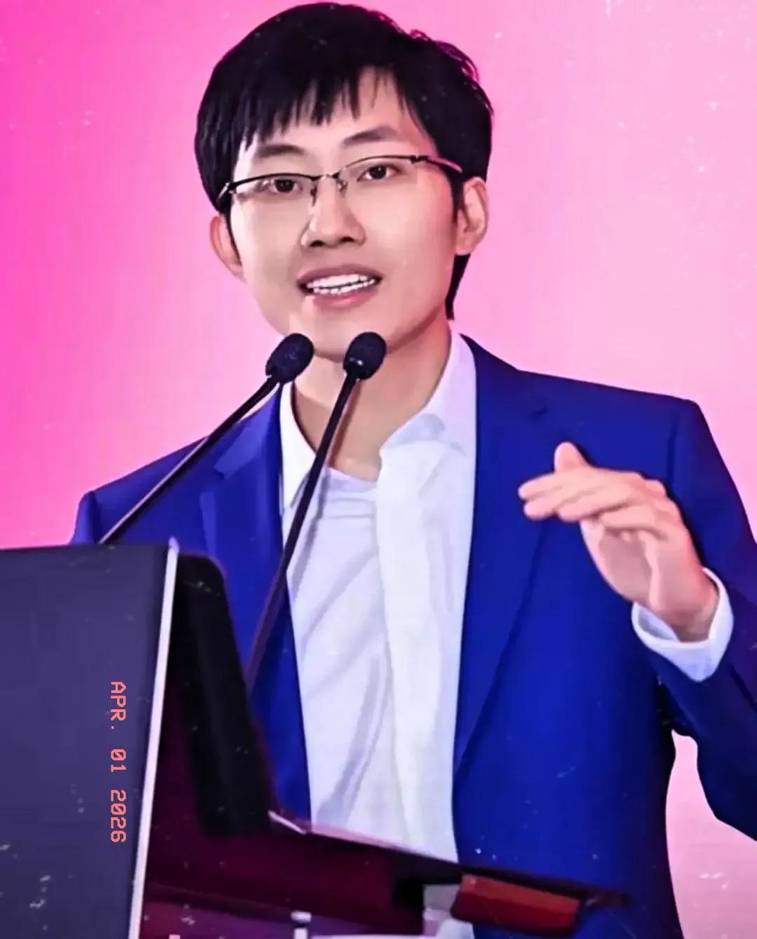 这几天为了DeepSeek和梁文锋的事儿，网上两拨人快吵疯了。

我觉得这情况真