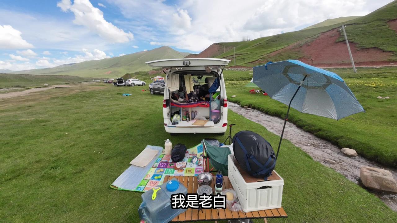 在青海发现神仙秘境！去年暑假带娃去青藏高原，意外闯入治多县多彩乡的贡萨寺。这是当