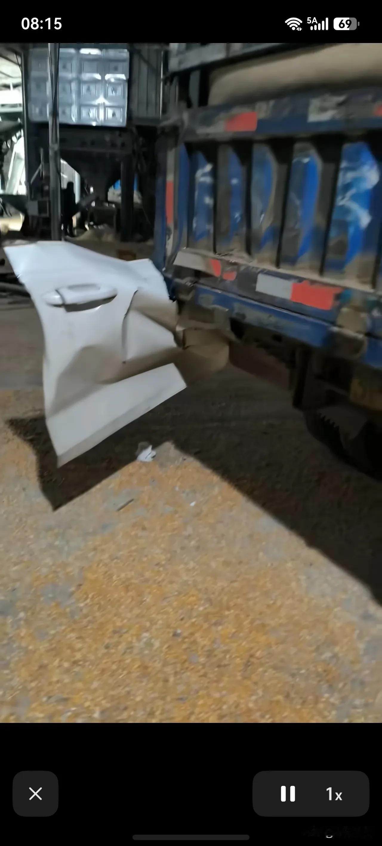 司机一句话上热搜全网找小白车！[捂脸]
货车司机懵逼了:“这开到地方了，谁的车门