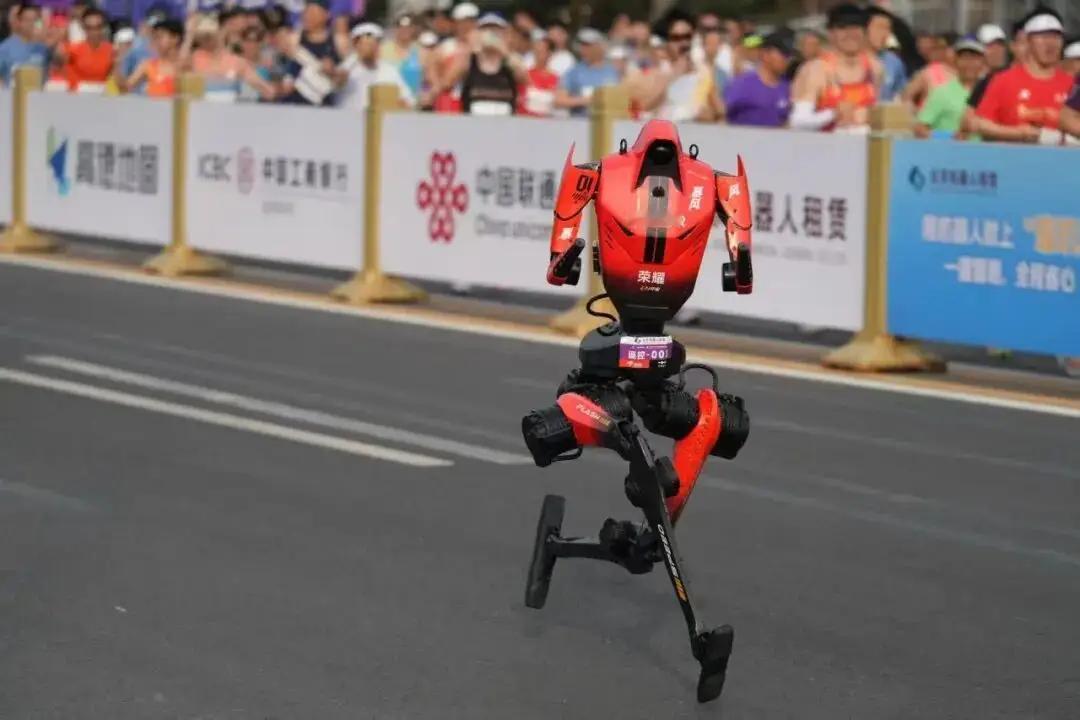 机器人半马成绩超过了人类记录，是由一个叫“闪电”的机器人创造的，其后面厂商是刚刚
