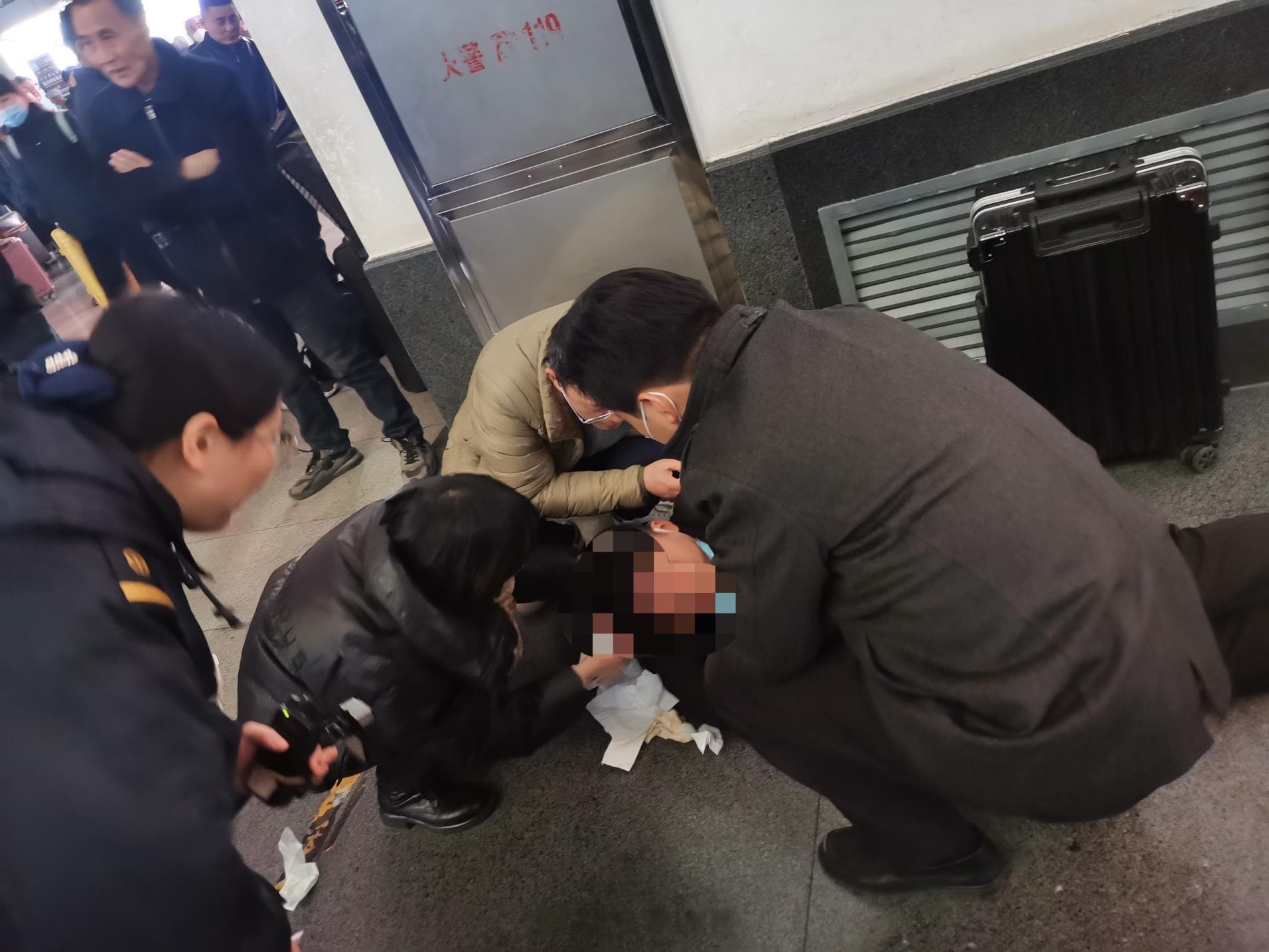 【男子高铁站内突发晕厥 合肥医护团队紧急救护】“旅客朋友们，有人突发疾病晕倒，如