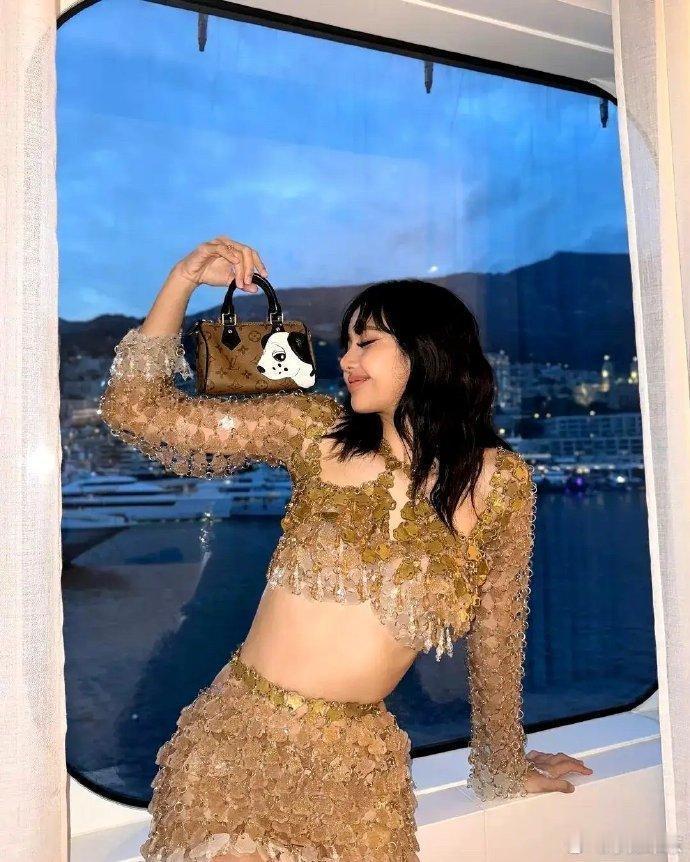 Lisa逐渐摒弃韩式妆容，风格愈发偏向欧美，不再单纯追求白皙、纤细和幼嫩，而是更