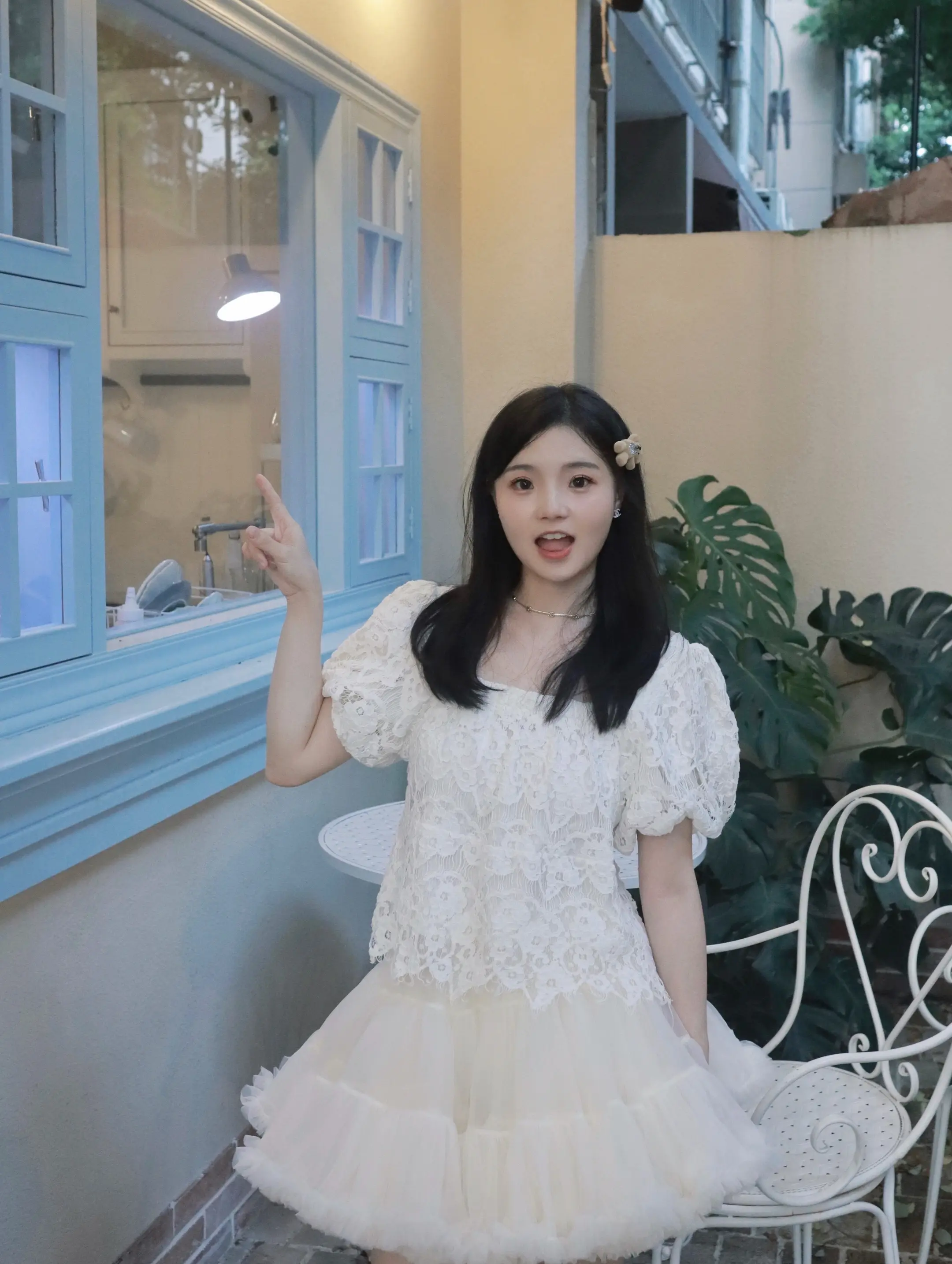 待她笑颜如花。