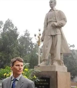 2011年，白求恩的孙子马克首次来到北京。刚坐上出租车，司机便对他说：“你们加拿