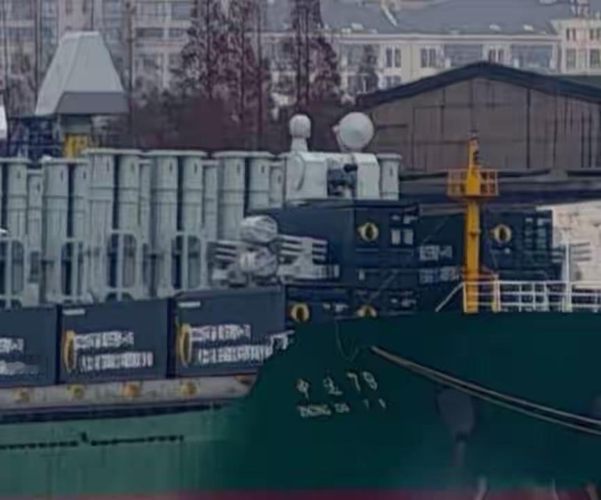 12月25日中国海军改装民用散货船曝光，甲板集装箱集成垂发、雷达、近防炮等全套设