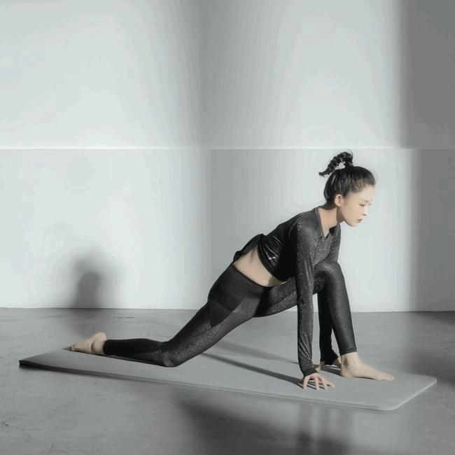 古力娜扎晒瑜伽照，这身材、颜值真是无可挑剔，穿黑色瑜伽服也太撩人了吧！
古力娜扎