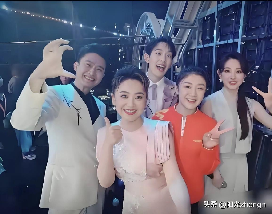 这张同框真的很有看点！

一边是专业又亮眼的主持人阵容，男帅女靓、气质出众。
