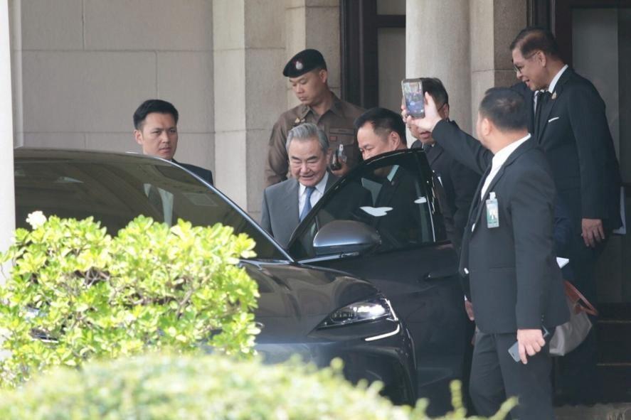 排面啊！泰国总理居然亲自开比亚迪海狮07接王毅部长，要知道以前总理可是劳斯莱斯车